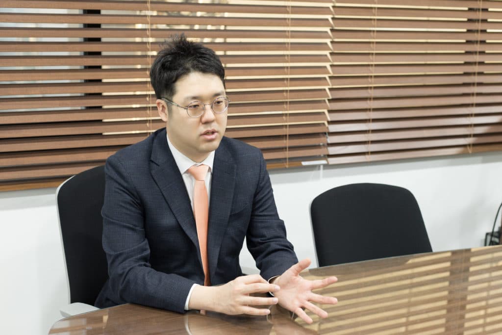 대화 중인 허왕 변호사